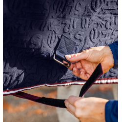 Coperta in pile Horseware in rilievo Jersey Stampa HW blu navy Blu marino Coperta in pile Horseware in rilievo Jersey Stampa HW blu navy Blu marino