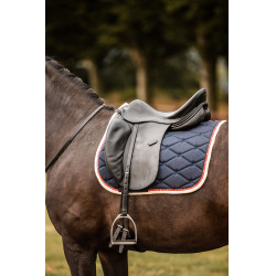 Sottosella da dressage B Vertigo Amory con monogramma ricamato Blu marino scuro Sottosella da dressage B Vertigo Amory con monogramma ricamato Blu marino scuro