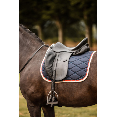 Sottosella da dressage B Vertigo Amory con monogramma ricamato Blu marino scuro Sottosella da dressage B Vertigo Amory con monogramma ricamato Blu marino scuro