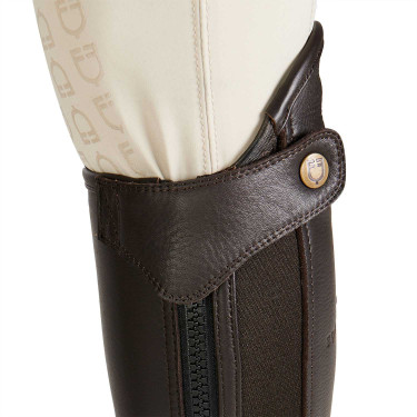 Mini-chaps unisex in pelle traforata per un comfort massimo Salisbury Equestro Marrone Mini-chaps unisex in pelle traforata per un comfort massimo Salisbury Equestro Marrone