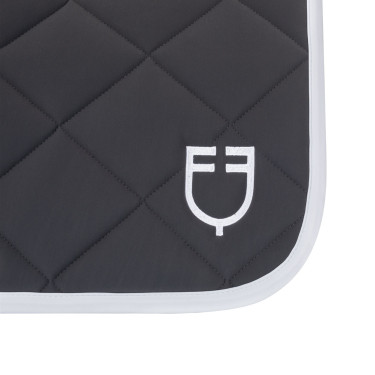 Sottosella da addestramento in tessuto tecnico con logo ricamato White Line Equestro Asfalto Grigio Sottosella da addestramento in tessuto tecnico con logo ricamato White Line Equestro Asfalto Grigio