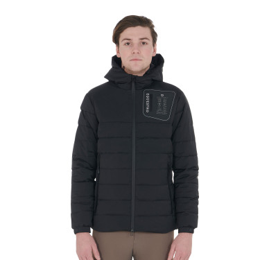 Piumino da uomo in tessuto stretch con stemma in silicone Equestro Piumino da uomo in tessuto stretch con stemma in silicone Equestro