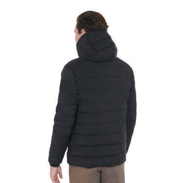 Piumino da uomo in tessuto stretch con stemma in silicone Equestro Piumino da uomo in tessuto stretch con stemma in silicone Equestro
