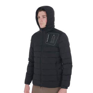Piumino da uomo in tessuto stretch con stemma in silicone Equestro Piumino da uomo in tessuto stretch con stemma in silicone Equestro