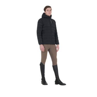 Piumino da uomo in tessuto stretch con stemma in silicone Equestro Piumino da uomo in tessuto stretch con stemma in silicone Equestro