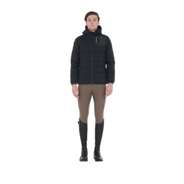 Piumino da uomo in tessuto stretch con stemma in silicone Equestro Piumino da uomo in tessuto stretch con stemma in silicone Equestro