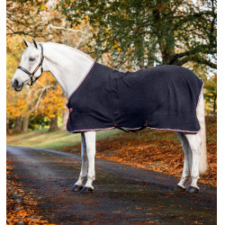 Coperta in pile Horseware in rilievo Jersey Stampa HW blu navy Blu marino Coperta in pile Horseware in rilievo Jersey Stampa HW blu navy Blu marino