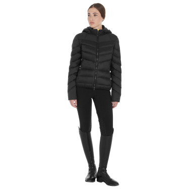 Piumino da donna slim fit con cappuccio rimovibile Equestro Nero