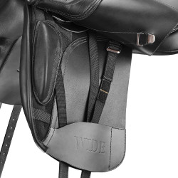 Sella da dressage Bates Wide Plus in cuoio Luxe Nero Sella da dressage Bates Wide Plus in cuoio Luxe Nero