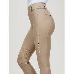 Pantaloni Tommy Hilfiger Equestrian Highland Hybrid da donna con grip al ginocchio Stagione beige Pantaloni Tommy Hilfiger Equestrian Highland Hybrid da donna con grip al ginocchio Stagione beige