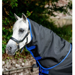 Halsabdeckung Horseware Reißfest Amigo® 900D Leicht 0g Nero / blu classico Halsabdeckung Horseware Reißfest Amigo® 900D Leicht 0g Nero / blu classico