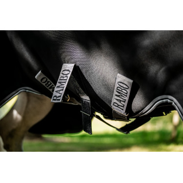 Coperta Horseware Rambo 1680D Turnout 450g VL Nero / temporale / grigio argento Coperta Horseware Rambo 1680D Turnout 450g VL Nero / temporale / grigio argento