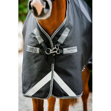 Coperta Horseware Rambo 1680D Turnout 450g VL Nero / temporale / grigio argento Coperta Horseware Rambo 1680D Turnout 450g VL Nero / temporale / grigio argento