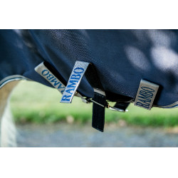 Coperta Horseware Rambo 1680D Turnout Plus 100g Marino / temporale / grigio argento Blu marino Coperta Horseware Rambo 1680D Turnout Plus 100g Marino / temporale / grigio argento Blu marino