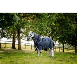 Coperta Horseware Rambo 1680D Turnout Plus 100g Marino / temporale / grigio argento Blu marino Coperta Horseware Rambo 1680D Turnout Plus 100g Marino / temporale / grigio argento Blu marino