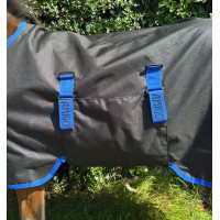 Coperta Horseware Amigo Ripstop 900D Petite Turnout 200g Nero / blu classico Coperta Horseware Amigo Ripstop 900D Petite Turnout 200g Nero / blu classico