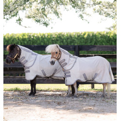 Coperta anti-mosche Horseware Amigo Bug Rug Petite 0g Argento / grigio titanio / argento Coperta anti-mosche Horseware Amigo Bug Rug Petite 0g Argento / grigio titanio / argento
