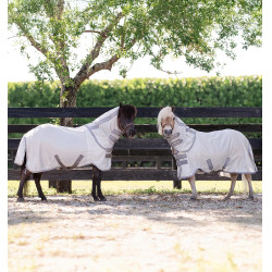 Coperta anti-mosche Horseware Amigo Bug Rug Petite 0g Argento / grigio titanio / argento Coperta anti-mosche Horseware Amigo Bug Rug Petite 0g Argento / grigio titanio / argento