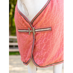 Coperta in pile con monogramma Arika LeMieux Mirtillo rosso Rosa Coperta in pile con monogramma Arika LeMieux Mirtillo rosso Rosa