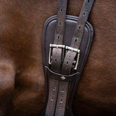 Sottopancia da dressage anatomico Imperial Riding con fibbie a rullo Marrone scuro Sottopancia da dressage anatomico Imperial Riding con fibbie a rullo Marrone scuro