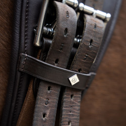 Sottopancia da dressage anatomico Imperial Riding con fibbie a rullo Marrone scuro Sottopancia da dressage anatomico Imperial Riding con fibbie a rullo Marrone scuro