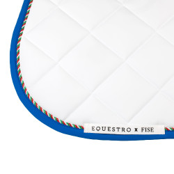 Sottosella da salto Equestro x FISE con bordino con bandiera italiana Bianco / blu di Savoia Sottosella da salto Equestro x FISE con bordino con bandiera italiana Bianco / blu di Savoia