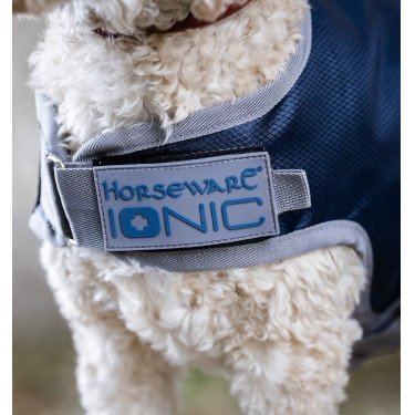 Coperta terapeutica per cane Horseware Ionic 50g Blu imperiale / argento e blu navy Coperta terapeutica per cane Horseware Ionic 50g Blu imperiale / argento e blu navy