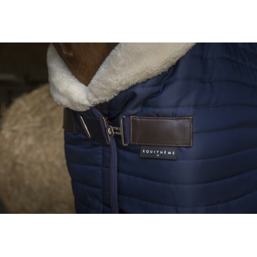 Coperta da scuderia Equithème Teddy foderata in pile sintetico Coperta da scuderia Equithème Teddy foderata in pile sintetico