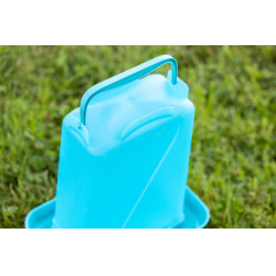 Abbeveratoio in plastica su piedistallo Abbeveratoio in plastica su piedistallo