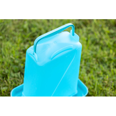 Abbeveratoio in plastica su piedistallo Abbeveratoio in plastica su piedistallo