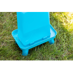 Abbeveratoio in plastica su piedistallo Abbeveratoio in plastica su piedistallo