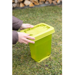 Abbeveratoio in plastica su piedistallo Abbeveratoio in plastica su piedistallo