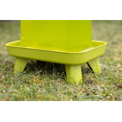 Abbeveratoio in plastica su piedistallo Abbeveratoio in plastica su piedistallo