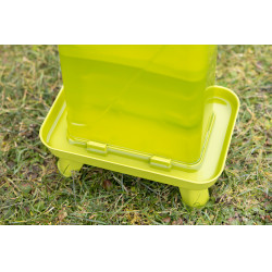 Abbeveratoio in plastica su piedistallo Abbeveratoio in plastica su piedistallo