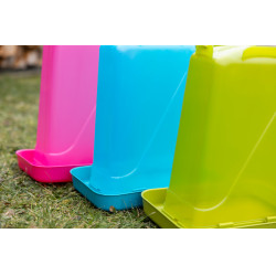 Abbeveratoio in plastica su piedistallo Abbeveratoio in plastica su piedistallo