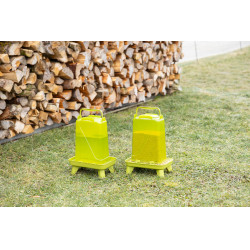 Abbeveratoio in plastica su piedistallo Abbeveratoio in plastica su piedistallo