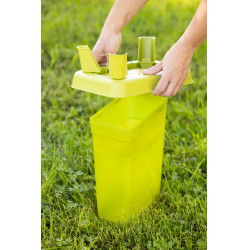 Abbeveratoio in plastica su piedistallo Abbeveratoio in plastica su piedistallo