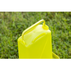 Abbeveratoio in plastica su piedistallo Abbeveratoio in plastica su piedistallo