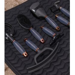 Striglia metallica rotonda Waldhausen con manico in gel Nero / rosa