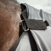 Coperta antimosche Back on Track Buzter con collo Vecchio modello argento Coperta antimosche Back on Track Buzter con collo Vecchio modello argento